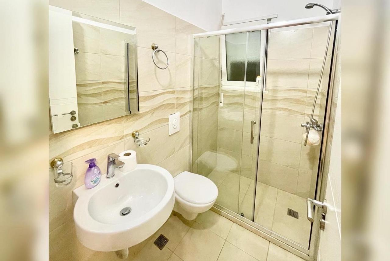 Hotel Vila Dedej Durres Bagian luar foto