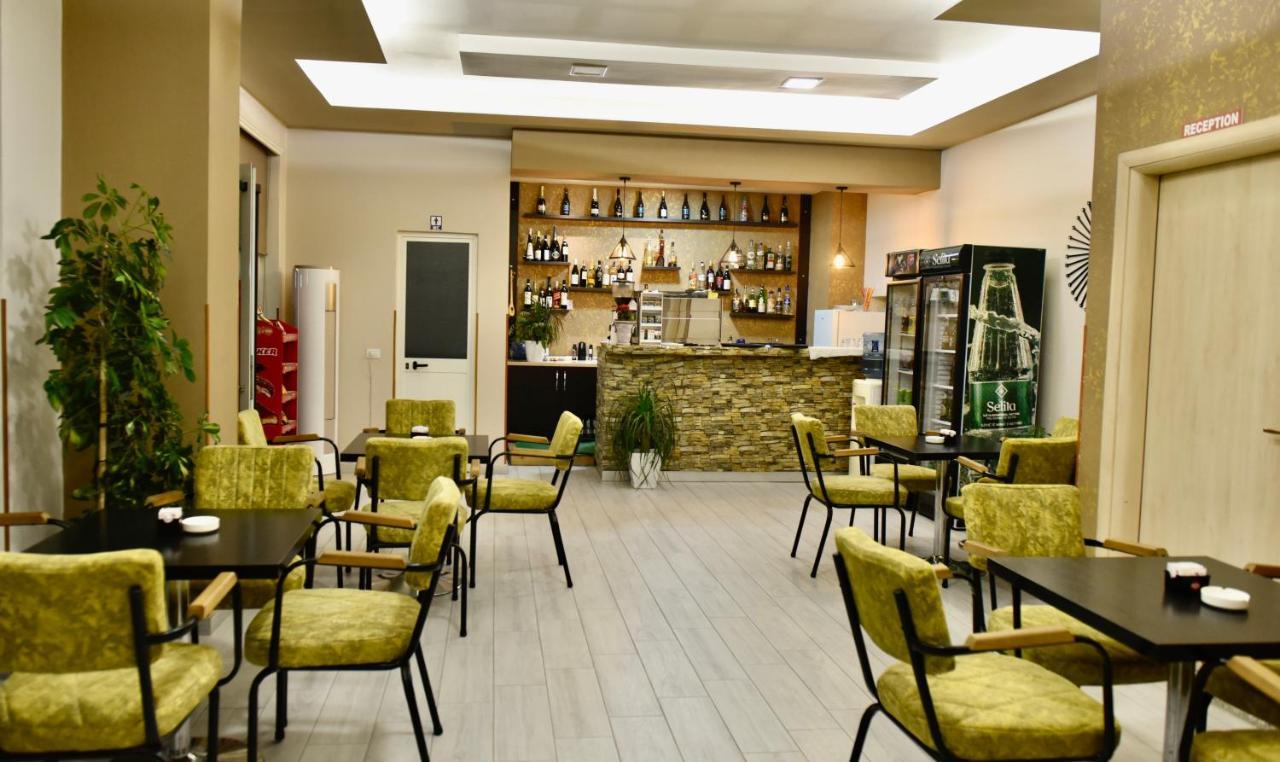 Hotel Vila Dedej Durres Bagian luar foto