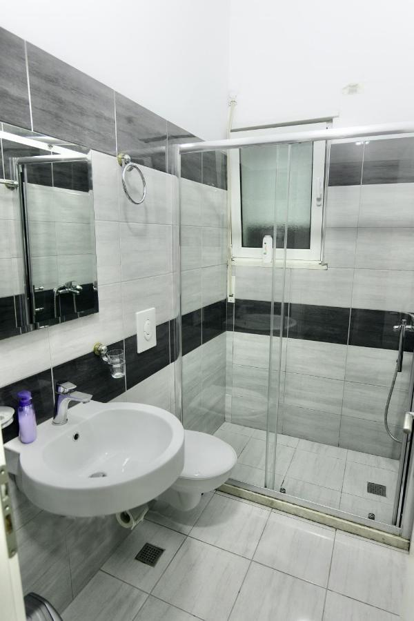 Hotel Vila Dedej Durres Bagian luar foto