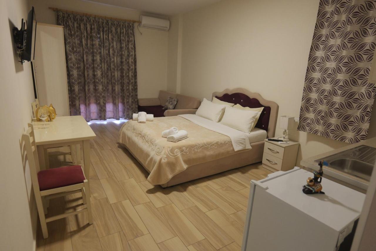 Hotel Vila Dedej Durres Bagian luar foto