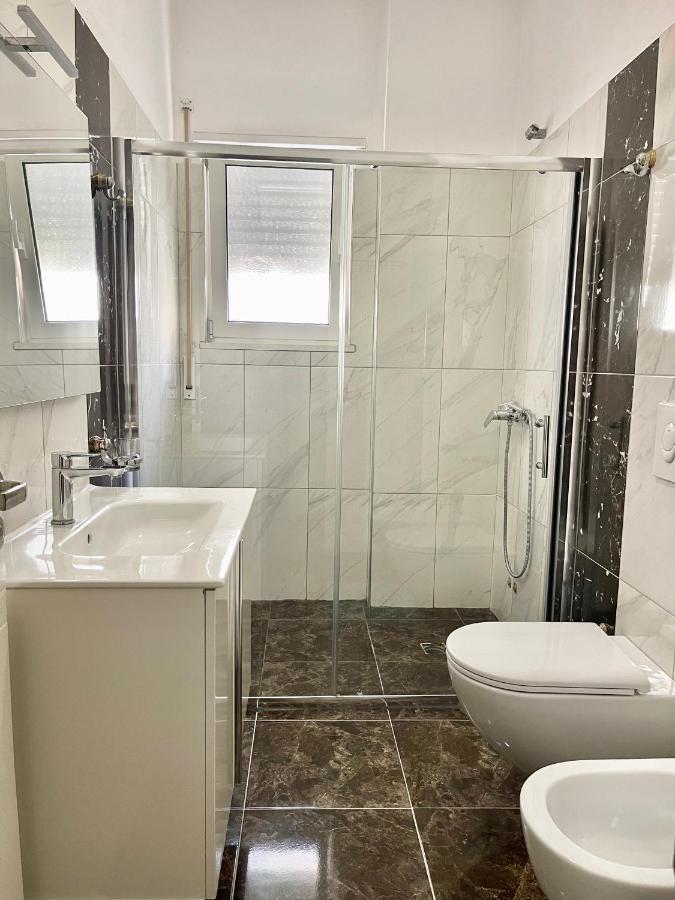 Hotel Vila Dedej Durres Bagian luar foto
