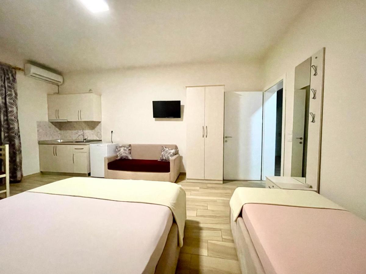 Hotel Vila Dedej Durres Bagian luar foto