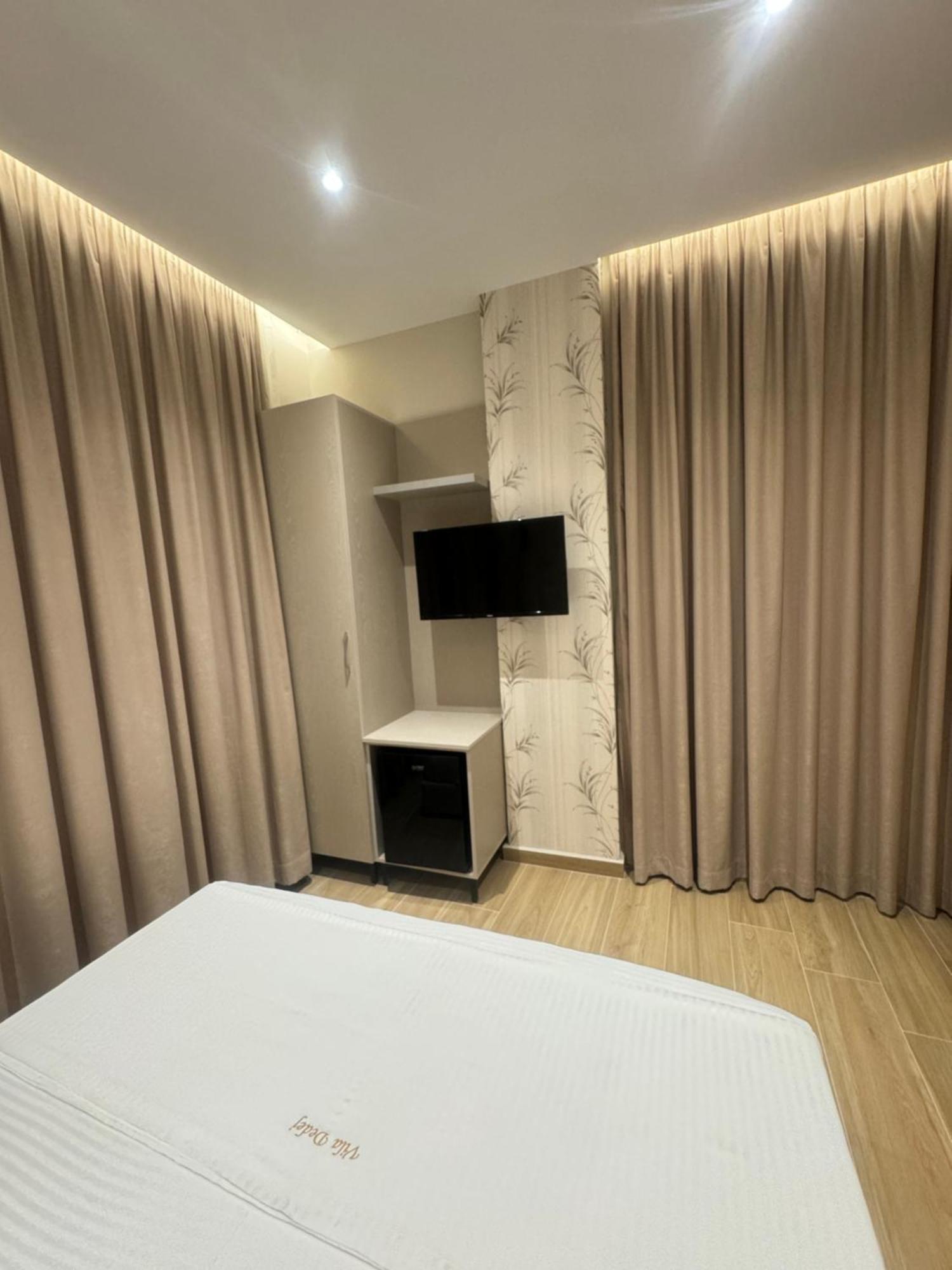 Hotel Vila Dedej Durres Bagian luar foto