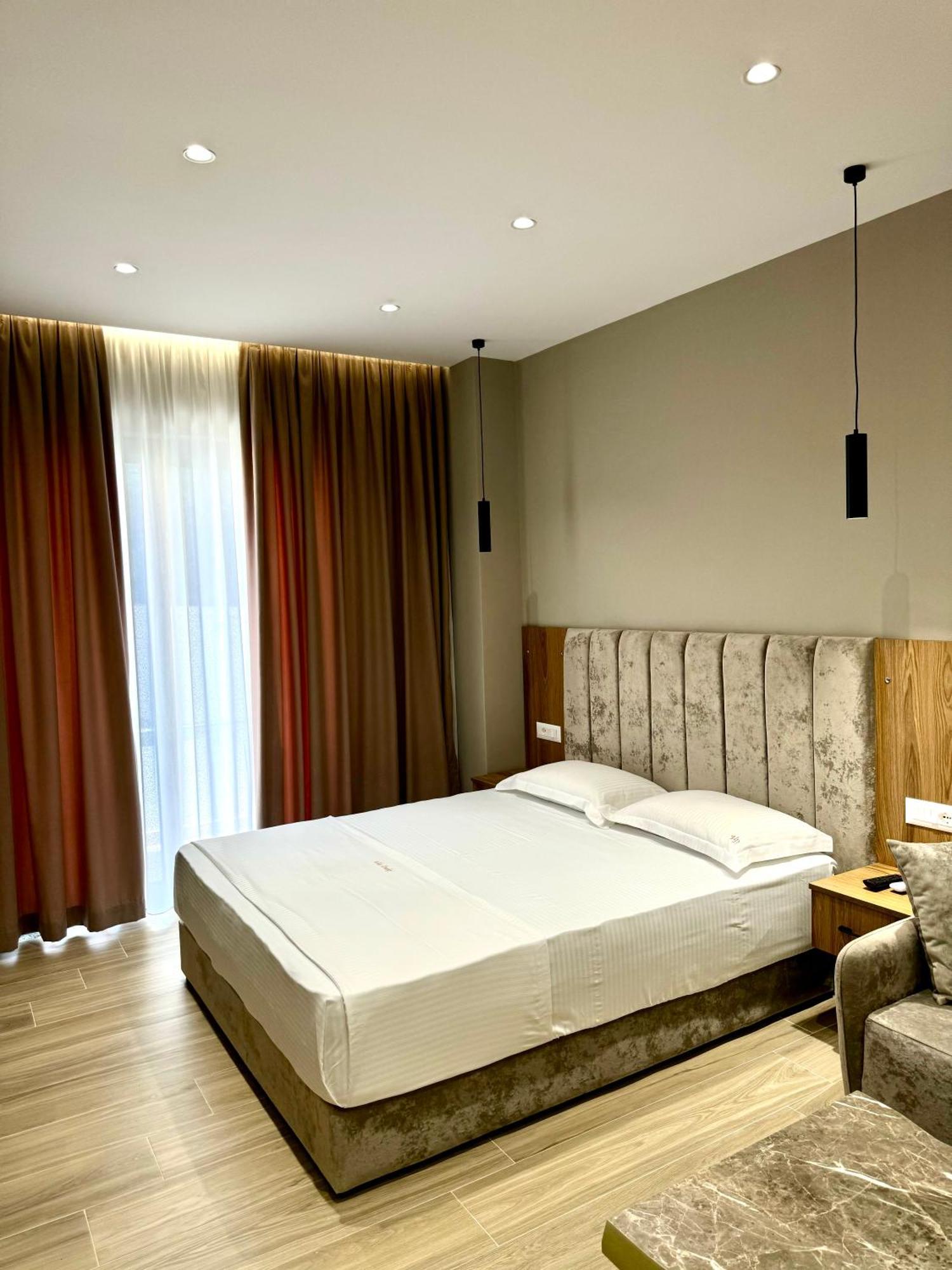 Hotel Vila Dedej Durres Bagian luar foto
