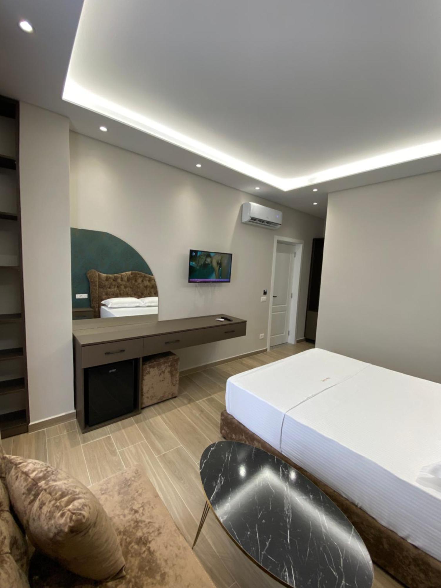 Hotel Vila Dedej Durres Bagian luar foto