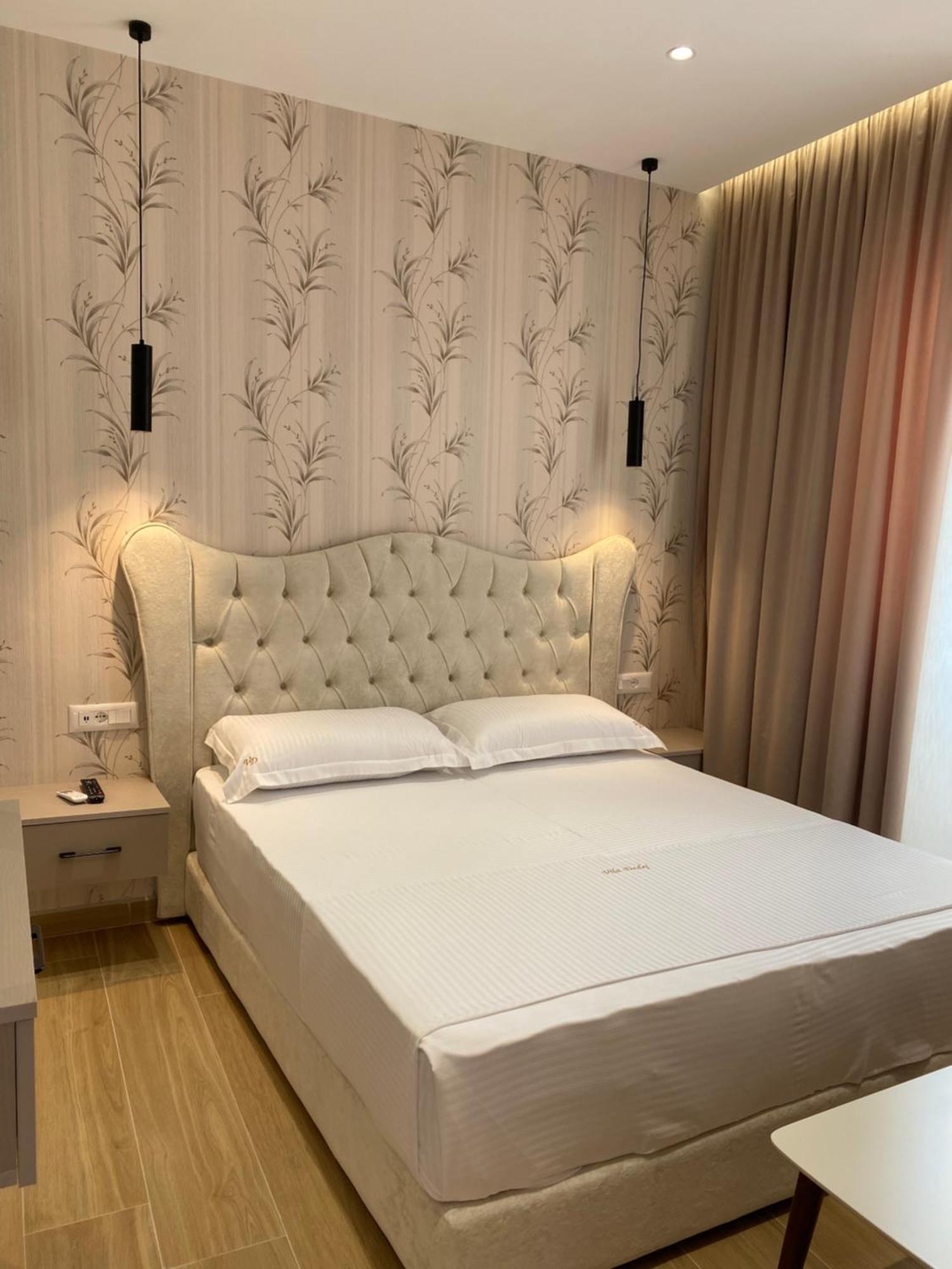 Hotel Vila Dedej Durres Bagian luar foto