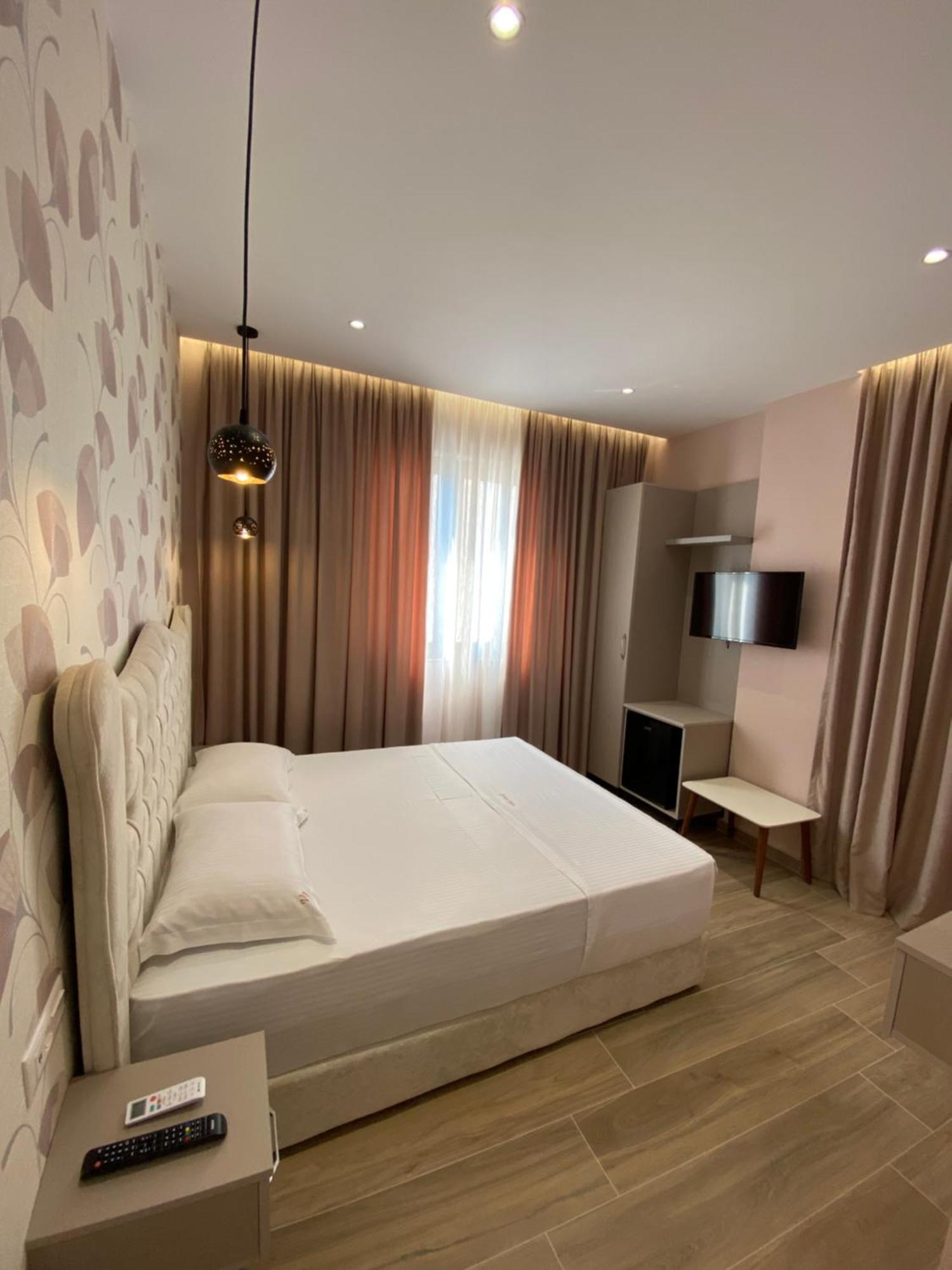 Hotel Vila Dedej Durres Bagian luar foto