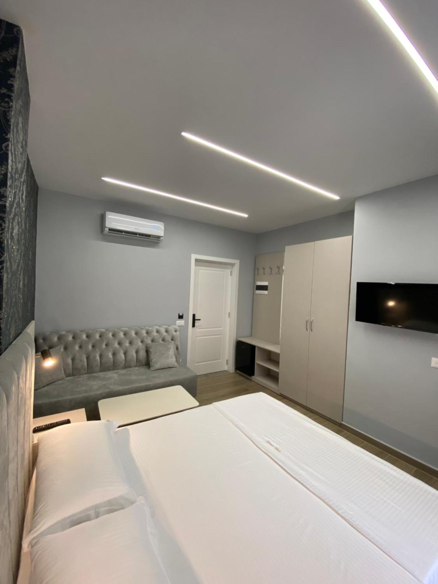 Hotel Vila Dedej Durres Bagian luar foto